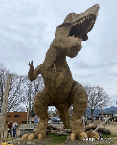 福岡県筑前町にある安の里公園で恒例の「ど～んとかがし祭」。今年の巨大かがしはティラノサウルス！