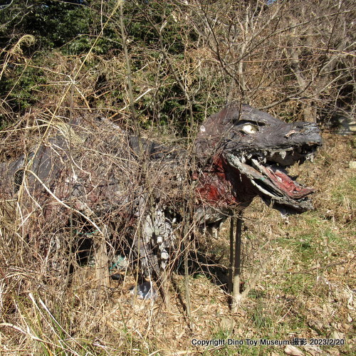 常磐線、東海駅と大甕駅の間の恐竜像