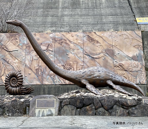 獅子島にある首長竜とアンモナイトのモニュメント