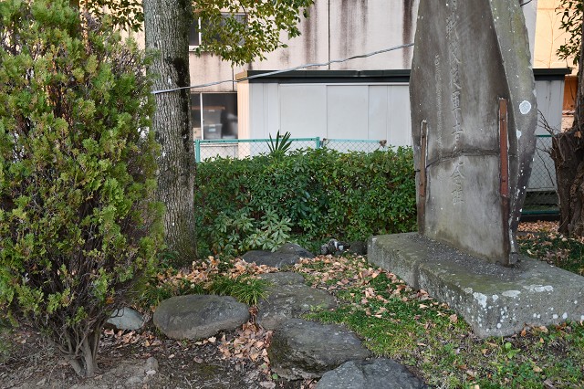 川島町 伊草神社　碑の前の石