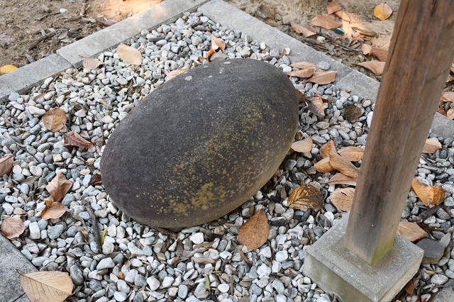 加須市　串作諏訪神社　力石
