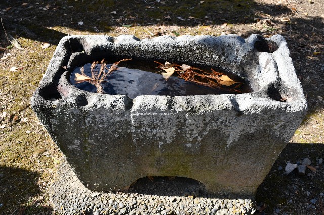 川島町東大塚　諏訪神社の手水鉢