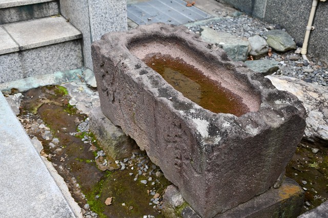 和光市新倉　東林寺　右の手水鉢
