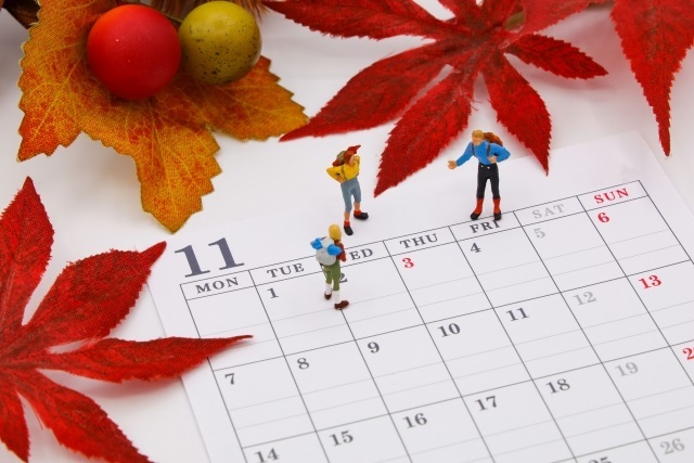 11月のカレンダーと紅葉