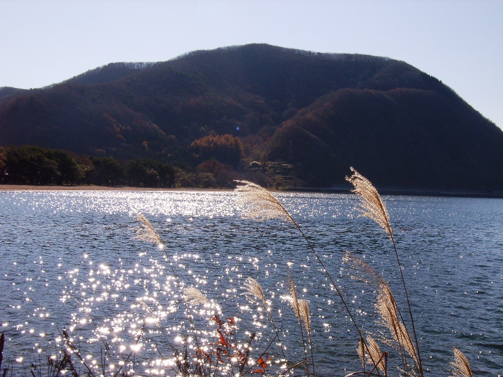 秋の猪苗代湖