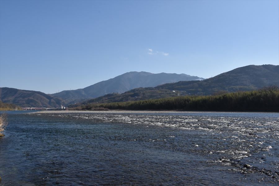 高越山と吉野川1