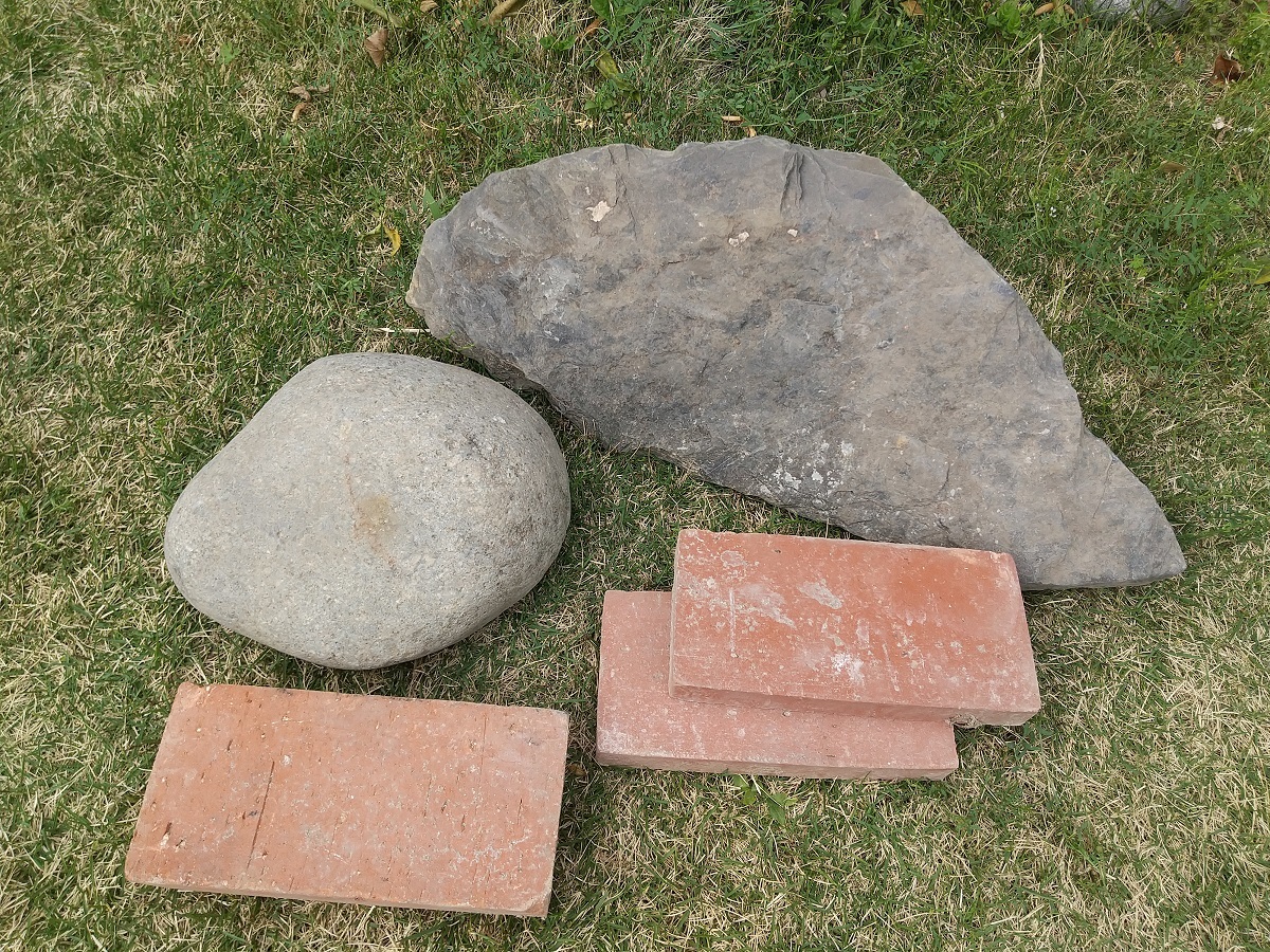 石とレンガ